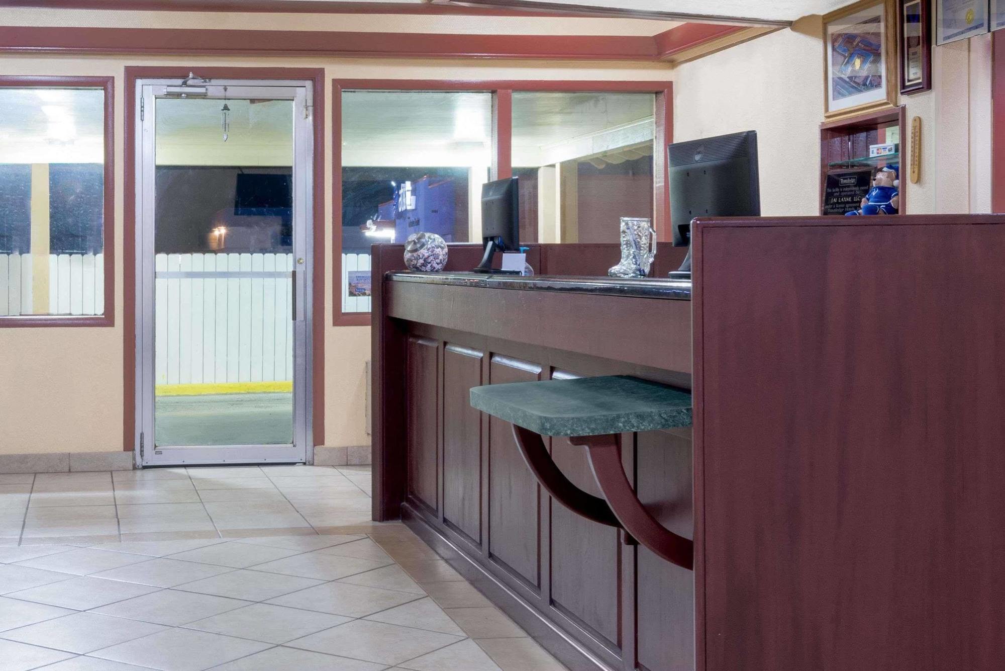 Travelodge By Wyndham Dodge City Exterior photo