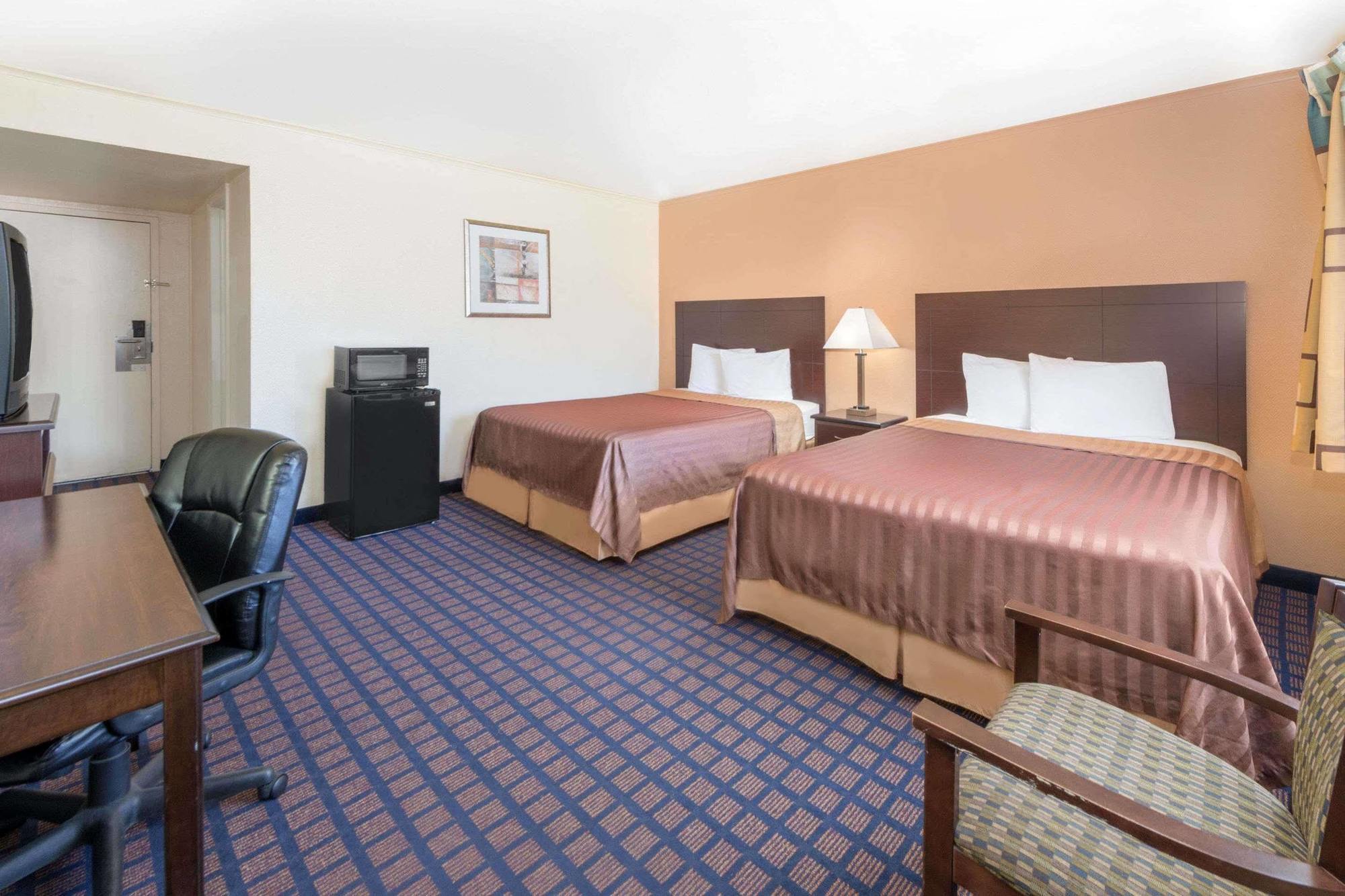 Travelodge By Wyndham Dodge City Exterior photo