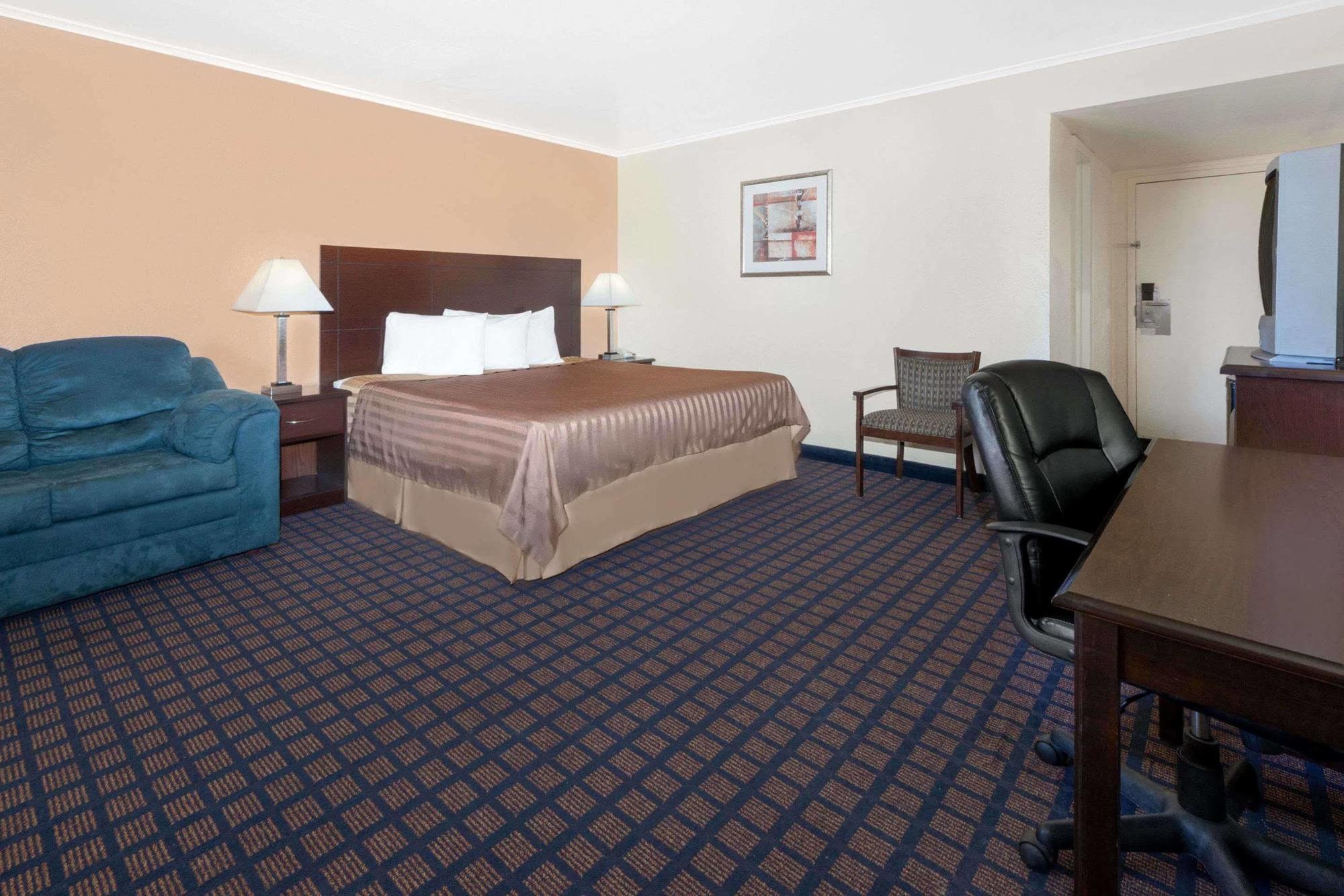 Travelodge By Wyndham Dodge City Exterior photo